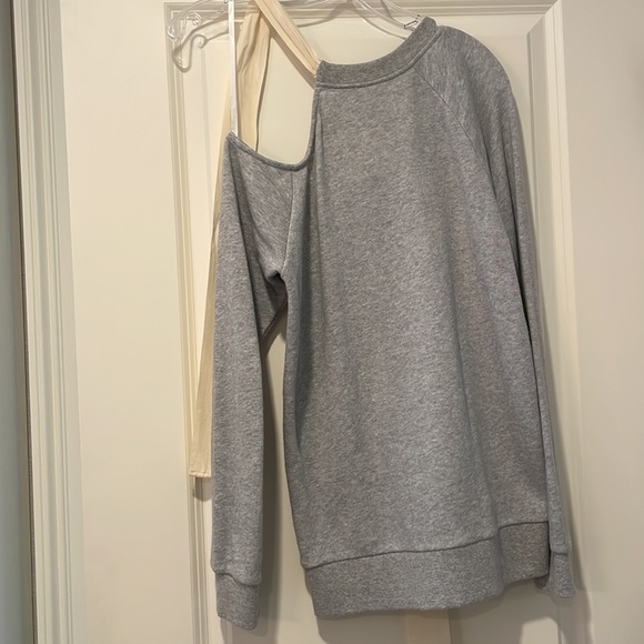 Ella Moss gray embriodered sweatshirt with peekaboo shoulder and bow, size xs - Picture 3 of 3
